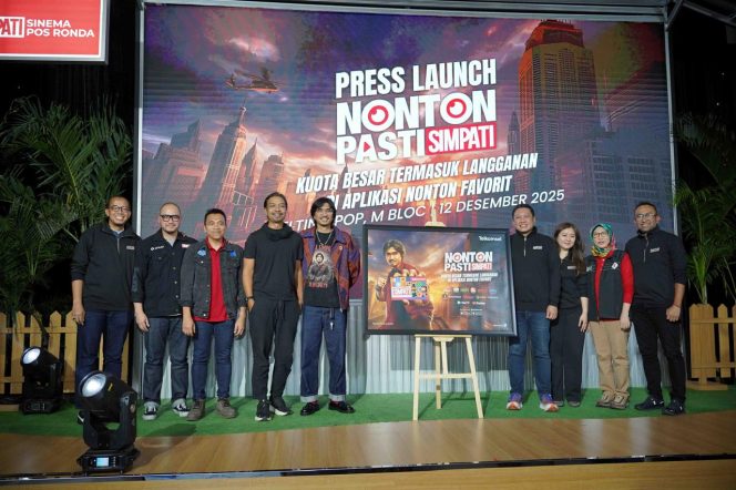 					Telkomsel Hadirkan Program Nonton Pasti SIMPATI_4a-4b: Direktur Marketing Telkomsel, Derrick Heng (kanan) memperkenalkan Duta Modjo (kiri) sebagai Brand Ambassador SIMPATI terbaru: Duta SIMPATI (dok)