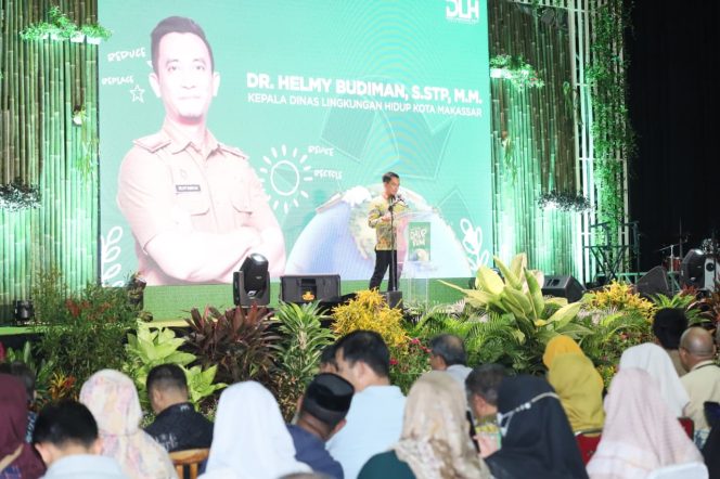 					Kepala Dinas Lingkungan Hidup Kota Makassar Helmy Budiman saat pembukaan Festival Daur Bumi Makassar 2025 (dok)