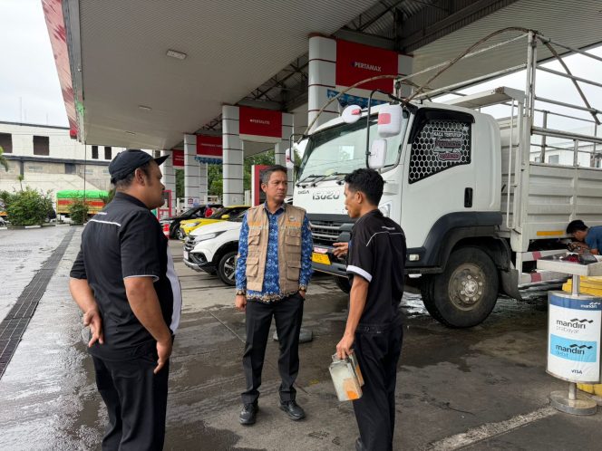 					Plt Kepala Dinas ESDM Pemprov Sulsel Andi Eka Prasetya saat melakukan pemantauan sejumlah SPBU di Daerah (dok)