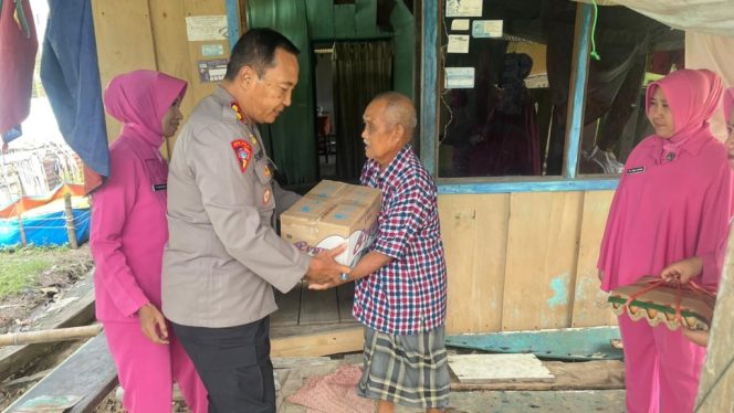 					Kabag Ops Polres Sinjai, AKBP Sunyoto Menyerahkan Paket Bantuan Sembako kepada Warga Kurang Mampu. (Foto: Istimewa)
