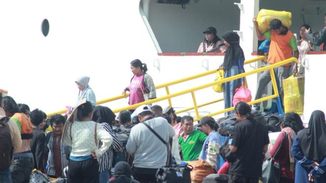 					Kepadatan Penumpang di Dermaga Pelabuhan Nusantara Kota Parepare. (Foto: Berita.News/ Wahyu)