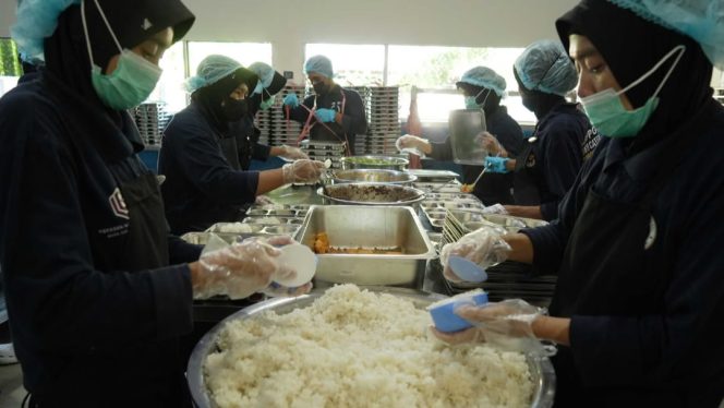 					Proses Pengisian Ompreng MBG. (Foto: Istimewa)