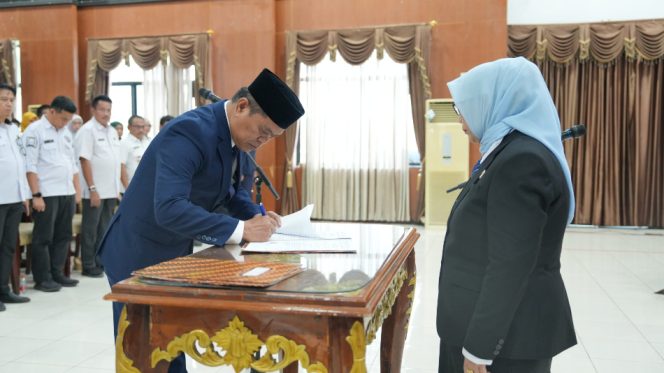 					Bupati Ratnawati Arif Melantik Direktur Perumda Air Minum Tirta Sinjai Bersatu, Nasrullah Mustamin. (Foto: Istimewa)