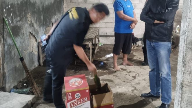 					Barang Bukti Miras yang Ditemukan Personel Polres Jeneponto Saat Gelar Operasi KRYD. (Foto: Istimewa)