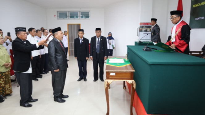 					Prosesi Pelantikan dan Pengambilan Sumpah Jabatan Abdul Rahim di Pengadilan Tinggi Sulbar. (Foto: Istimewa)