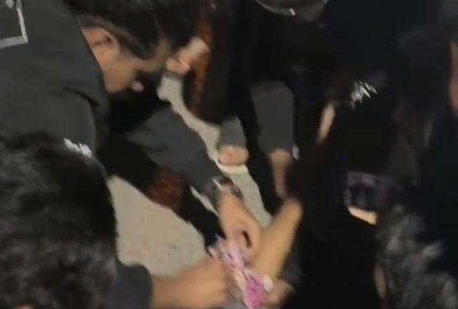 					Bripka Sudirman Anggota Resmob Polres Sinjai Melakukan Pertolongan Pertama pada Korban Kecelakaan Lalu Lintas. (Foto: Tangkapan Layar Video/ Berita.News)