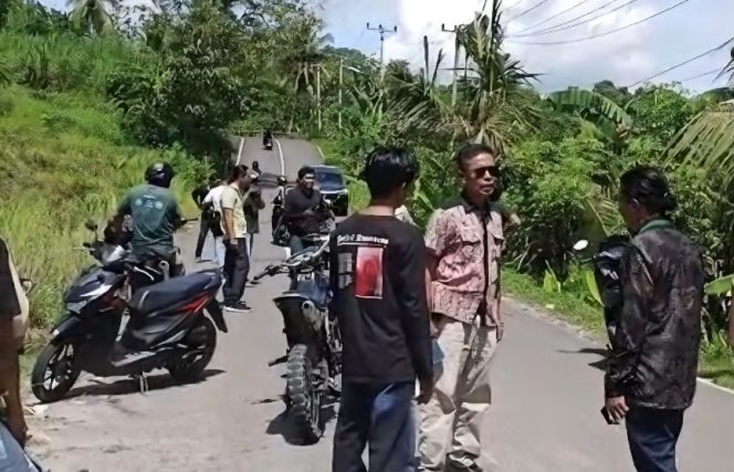 					Tangkapan Layar Video Diduga Penghadangan Massa Aksi HMI MPO Sinjai.