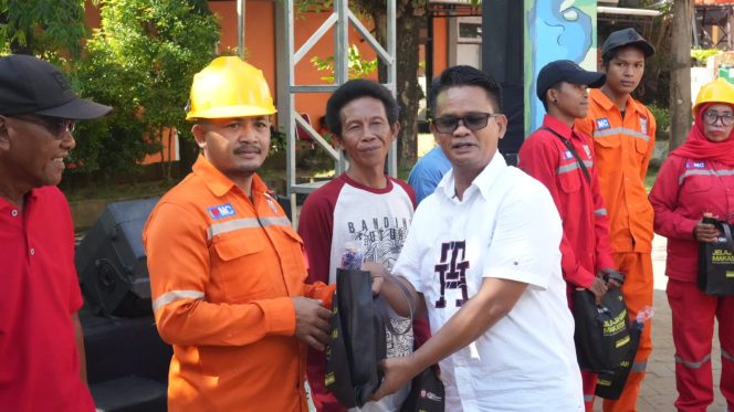 					Sekretaris Dinas Lingkungan Hidup (DLH) Kota Makassar saat ini dijabat oleh Ferdi Mochtar saat memberikan apresiasi kepada petugas kebersihan (dok)