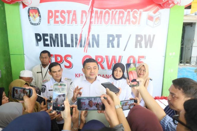 					Wali Kota dan Wakil Wali Kota Mnafri - Aliyah saat meninjau pelaksanaan Pemilihan Ketua RT/RW se-Kota Makassar (dok)