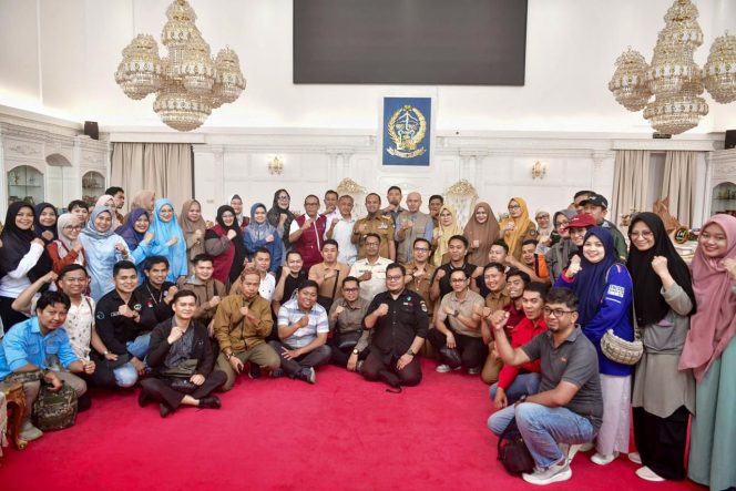 					Gubernur Sulsel bersama para Tanaga Kesehatan yang siap berangkat ke Aceh bantu korban bencana (dok)