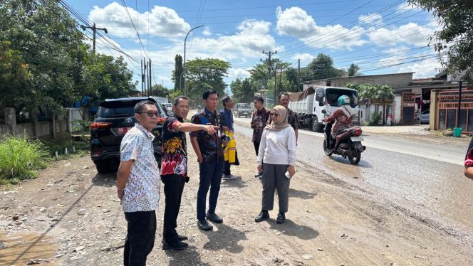 					Kepala DInas BMBK SUlsel Andi Ihsan saat meninjau ruas jalan Sungguminasa - Malino (dok)