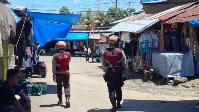 					Personel Samapta Polres Sinjai Patroli di Area Pasar Sentral. (Foto: Istimewa)