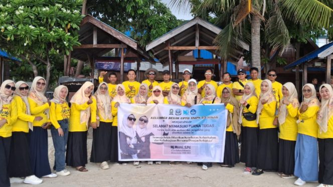 					Perpisahan Guru SMPN 23 Sinjai yang Memasuki Purnabakti di Wisata Panrangluhu, Tanjung Bira, Bulukumba. (Foto: Istimewa)