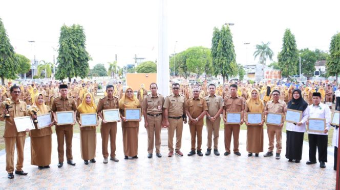					Bupati Bulukumba, Andi Muchtar Ali Yusuf, Menyerahkan Penghargaan Adiwiyata Tahun 2025 Kepada 12 Kepsek. (Foto: Istimewa)