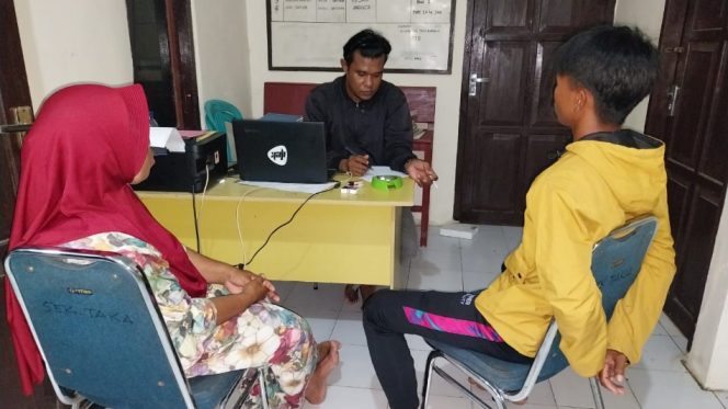 					Keluarga Korban Saat Melapor di Polres Selayar. (Foto: Istimewa)
