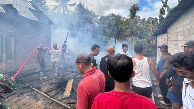 					Personel Damkar Sinjai Bersama Warga Berjibaku Memadamkan Api di Lokasi. (Foto: Istimewa)