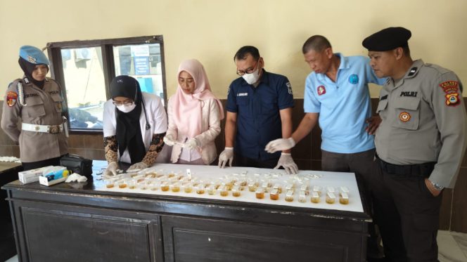 					Tes Urine Personel Polres Sinjai. (Foto: Istimewa)
