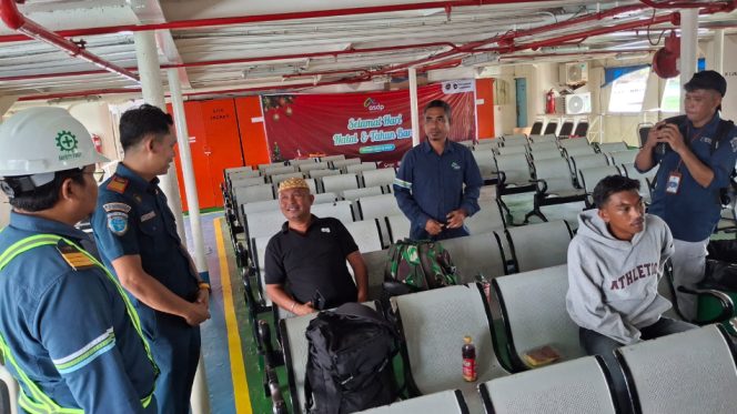 					Kepala KUPP Bulukumba, Sjech Idrus Saat Menyapa Salah Satu Penumpang. (Foto: Berita.News/ Syarif)