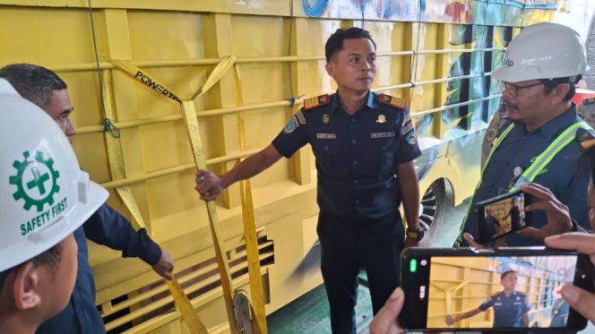 					Kepala KUPP Bulukumba Mengecek Kesiapan Armada atau Kapal Feri Sebelum Berangkat. (Foto: Berita.News/ Syarif)