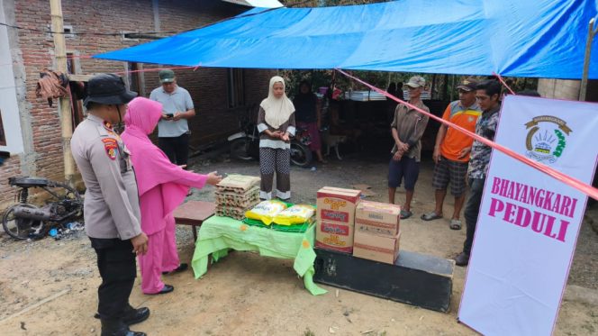 					Kapolsek Sinjai Barat Bersama Bhayangkari Serahkan Bantuan untuk Korban Kebakaran. (Foto: 