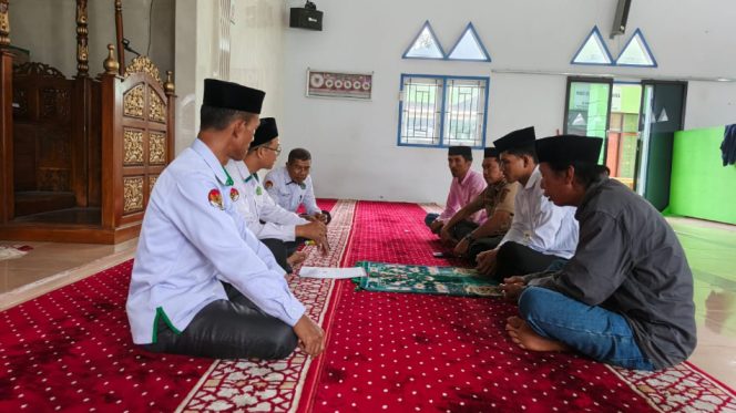 					Prosesi Pengislaman Muhammad Subhan Al-Malik di Masjid Kemenag Sinjai. (Foto: Istimewa)