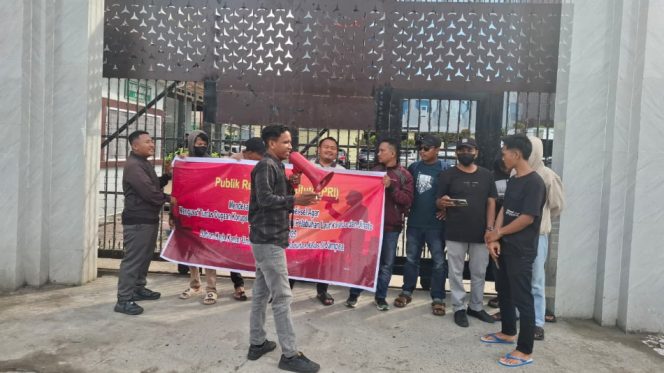 					Aksi Unjuk Rasa PRI di Kantor Kejaksaan Tinggi Sulawesi Selatan. (Foto: Istimewa)