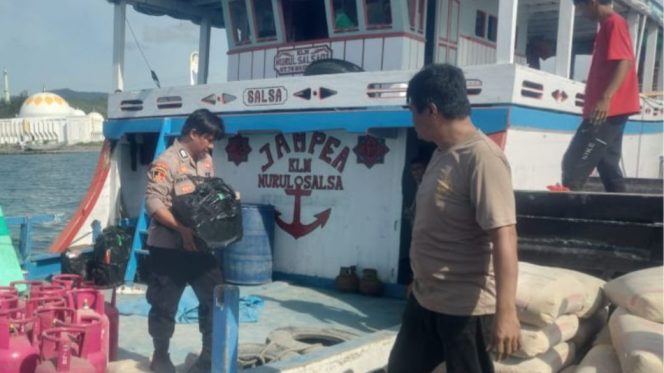 					Personel Polres Selayar Amankan Kanton Warna Hitam Diduga Berisi Miras. (Foto: Istimewa)