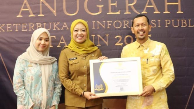 					Pemkab Bulukumba Menerima Penghargaan KIP dengan Kategori Cukup Informatif dari Komisi Informasi Provinsi Sulawesi Selatan. (Foto: Ist/ Humas)