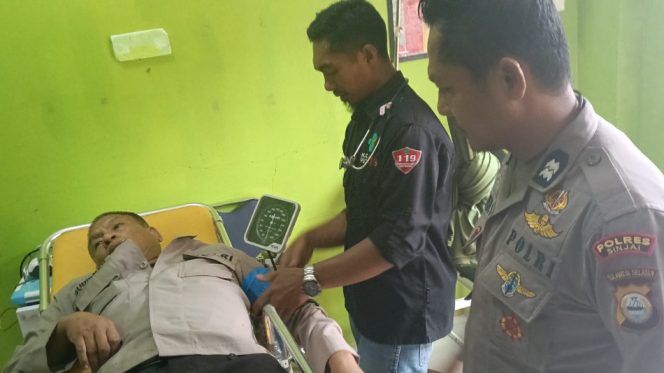 					Kapolsek Sinjai Borong, AKP Sudirman Mando Saat Mendapatkan Perawatan Medis. (Foto: Istimewa)