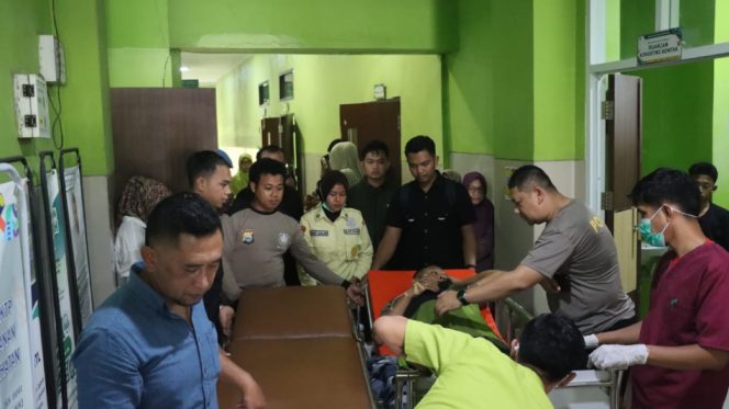 					Kapolres Sinjai, AKBP Harry Azhar Jenguk Kapolsek Sinjai Borong di RSUD Sinjai. (Foto: Istimewa)