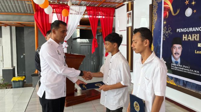 					Kepala Lapas Parepare, Marten Serahkan Remisi Natal bagi WBP. (Foto: Istimewa)