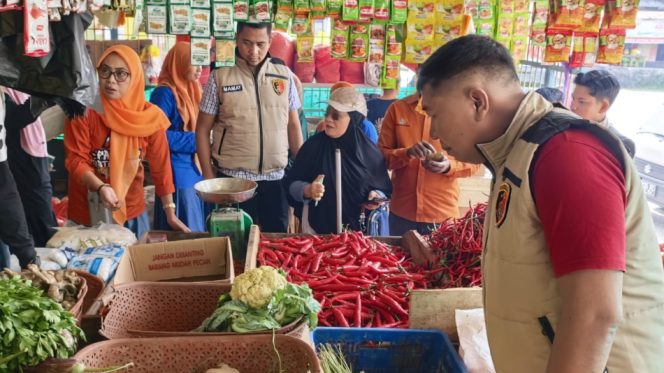 					Satreskrim Polres Sinjai Turun Langsung Pantau Harga Bahan Pokok di Pasar Sentral. (Foto: Istimewa)