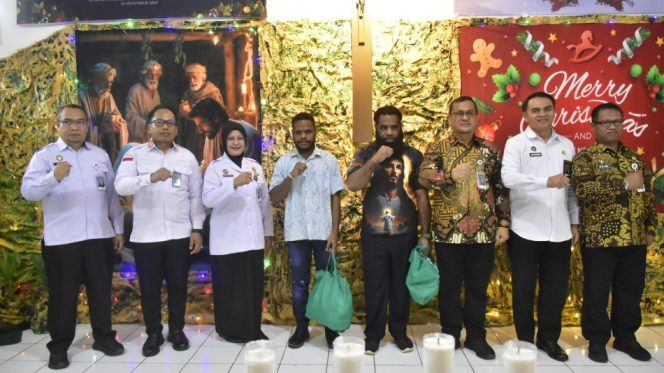 					Lapas Makassar Gelar Ibadah Natal dan Serahkan Remisi kepada 49 Warga Binaan