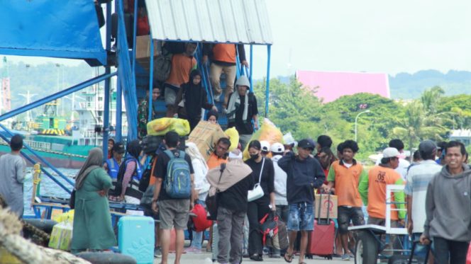 					Ratusan Penumpang Memadati Pelabuhan Nusantara Kota Parepare pada Masa Libur Nataru. (Foto: Berita.News/ Wahyu)