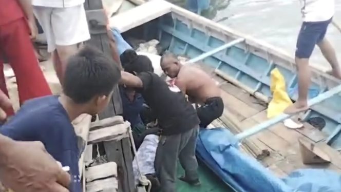 					Proses Evakuasi Korban Tragedi Kecelakaan Kapal Laut di Perairan Pangkep. (Foto: Istimewa)