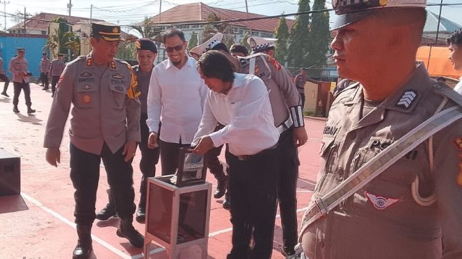 					Personel Polres Sinjai Berbagi Donasi ke Dalam Kotak Amal Usai Apel Pagi. (Foto: Istimewa)