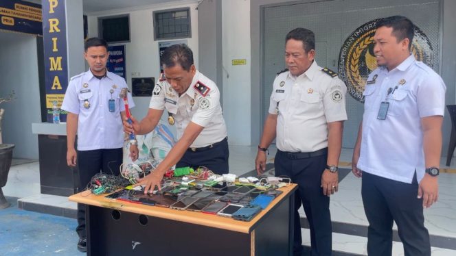 					Hasil Penggeledahan Petugas di Blok Hunian WBP Rutan Masamba. (Foto: Istimewa)