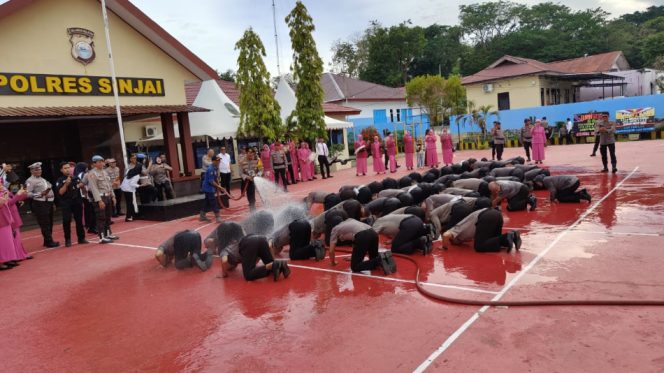 					Tradisi Penyiraman Air Bagi Seluruh Personel Polres Sinjai yang Naik Pangkat. (Foto: Istimewa)