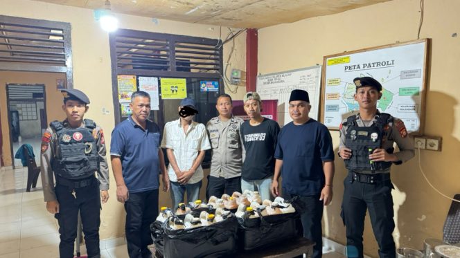 					Pemilik dan Barang Bukti Miras Jenis Ballo Saat Diamankan di Polsek Sinjai Utara. (Foto: Istimewa)