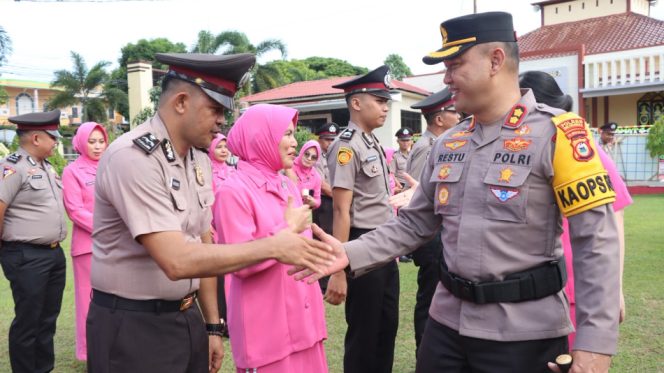 					Kapolres Bulukumba Berikan Ucapan Selamat Kepada Personel yang Naik Pangkat. (Foto: Istimewa)