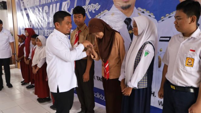 					Wali Kota Parepare Menyerahkan Bantuan Siswa Miskin, BSM Berprestasi, dan Beasiswa Berprestasi Tahun 2025. (Foto: Istimewa)