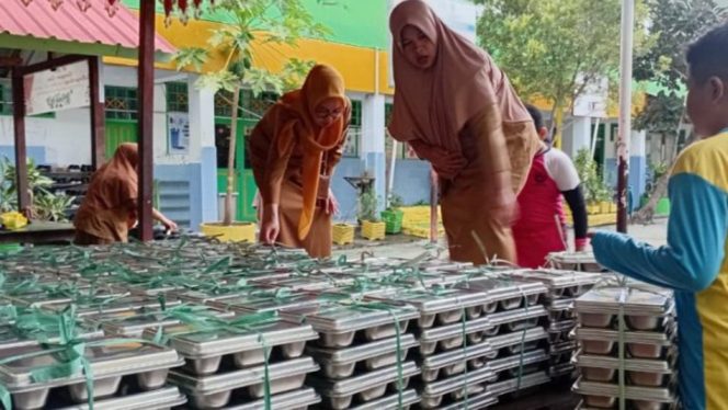 					Penyaluran Makanan Bergizi Gratis Program Presiden Prabowo Subianto yang Dibagikan ke Siswa. (Foto: Istimewa)