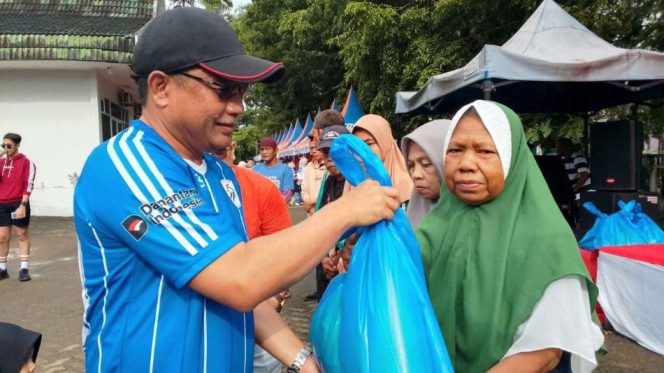 					Pimpinan BRI Cabang Sinjai, HM. Dandy Wardana, Menyerahkan Bantuan Paket Sembako Kepada Warga Kurang Mampu. (Foto: Istimewa)