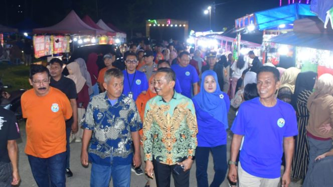 					Sekda Sinjai, Andi Jefrianto Asapa Kunjungi Stand atau Tenan UMKM SInjai Expo. (Foto: Ist)