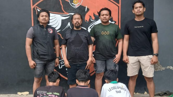 					Tiga Remaja Terduga Pelaku Teror Busur Panah Diamankan Tim Resmob Polres Jeneponto. (Foto: Istimewa)