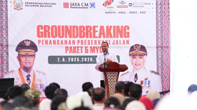 					Gubernur Sulsel Andi Sudirman Sulaiman Hadiri Ground breaking di Jalan Poros Tanabatue–Palattae, Kabupaten Bone. (Foto: Ist)