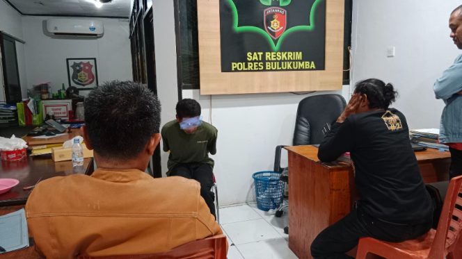 					Tersangka AW Saat Menjalani Pemeriksaan di Ruang Penyidik Satreskrim Polres Bulukumba. (Foto: Ist/ Afri)