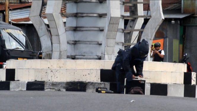					Tim Jibom Melakukan Identifikasi Tas Tak Bertuan Di Tugu Tunas Kelapa Parepare. (Foto: Berita.News/ Wahyu)
