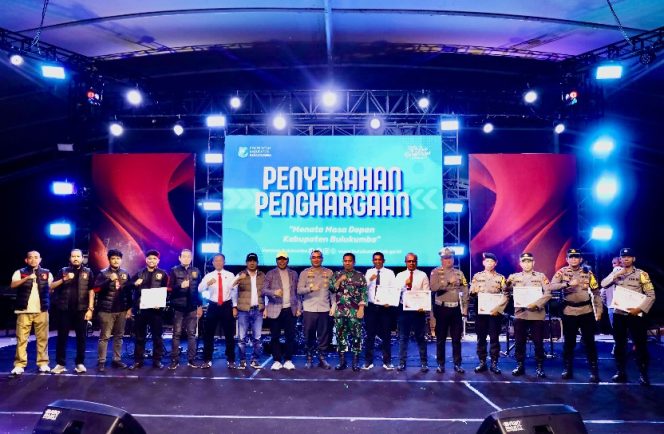 					Penyerahan Penghargaan Bupati Andi Utta kepada Personel Polres Bulukumba. (Foto: Istimewa)