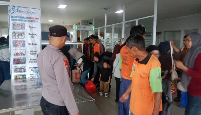 					Kepadatan Penumpang di Pelabuhan Nusantara Kota Parepare Saat Puncak Arus Balik Mudik Nataru. (Foto: Berita.News/ Wahyu)
